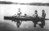 Charzykowy. 1938 r. Na kajaku przyszli mistrzowie Polski w żeglarstwie i bojerach. Od lewej: Łucjan, Czesław i Roman Gierszewscy.