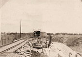 Widok w kierunku dworca w Chojnicach od strony ul. Angowickiej. Naprawa torów. 1939 r.