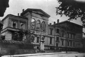 Wypalony gmach sądu. 1945 r.