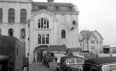 Szkoła nr 1 i samochody niemieckiej administracji. Wrzesień 1939 r.