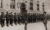 Uroczysta odprawa żołnierzy z Komisariatu Straży Granicznej przed Starostwem Powiatowym w Chojnicach, z okazji święta 3 maja. Ok. 1937 r. 