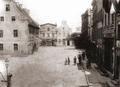 W miejscu widocznych w oddali trzech kamieniczek wybudowano nowy ratusz.Stan z ok. 1900 r. 