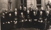 Jubileusz 60. rocznicy istnienia szpitala w Chojnicach. 1947 r. Pierwszy od prawej jego długoletni dyrektor dr J. P. Łukowicz.