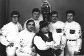 Sztum. 1976 lub 1977 r. Stoją od lewej: Marian Marianowski (trąbka), Feliks Wałdoch (organy, vocal), Henryk Czupa (gitara solowa, vocal) Kazimierz Pawelczyk (gitara basowa, vocal) Siedzą od lewej: Gerard Studziński (perkusja), dr Józef Bruski (gawędy kaszubskie).