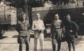 Opis zdjęcia. Po cięzkiej i znojnej pracy. W środku Donczyk i Rychel w otoczeniu Holendrów.