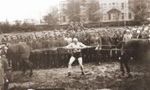 Tzw. pokaz siły. Kadra oficerska Batalionu Strzelców na terenie koszar przy ul. Świętopełka. 1929 r. 