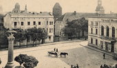 Przez wiele lat zamieszkiwał na pl. Jagiellońskim. 