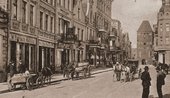 Kamienice ze sklepami przy rynku. Ok. 1915 r.