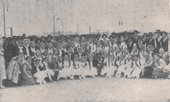 Pamiątkowe zdjęcie z Festiwalu Młodzieży i Studentów w Warszawie. Lipiec 1955 r.                              