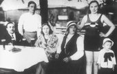 J. Gierszewski (w kapeluszu) w gronie przyjaciół. Charzykowy 1922 rok.