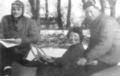 Łucjan Gierszewski z załogą: Teresą Sierpińską – Januszewską i Henrykiem Januszewskim. Giżycko 1958 r.  