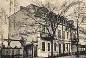 Hotel „Dworcowy”. W okresie międzywojennym miejsce spotkań i zabaw towarzyskich. Ostatnim jego właścicielem był Kądziela.     