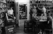 Ekspedycja kompletów książek biblioteki ruchomej przez pracowników bibliotecznych. 