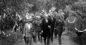 Pożegnanie prezydenta RP Ignacego Mościckiego podczas pobytu w Chojnicach. Widoczni m.in. generał Wiktor Thommee, wojewoda pomorski Kazimierz Młodzianowski, żona prezydenta Michalina.