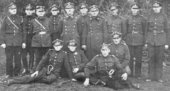 Członkowie OSP w Brusach ok. 1937 – 1939 r. Stoją od lewej: J. Kukliński (krawiec), L. Gierszewski (rzeźnik), A. Słomiński (kupiec / prezes OSP), Andrzej Pokrzywnicki z Brus, H. Kaliszan (przedst.. Starosty Chojnice), K. Frymark (fryzjer), 7 – osoba N.N., J. Finster (handlowiec), J. Gierszewski (murarz), B. Rahmel (kowal). Siedzących poniżej strażaków – nie rozpoznano. 