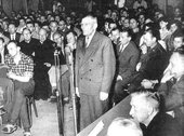 2 czerwca 1962 r. Aula SP nr 1. Świadek B. Wiśniewski zeznaje o swojej pracy w chojnickim więzieniu, do którego został skierowany przez Arbeitsamt. 
