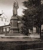 31 stycznia wieczorem, ku ogólnej radości runął pomnik Wilhelma I.  