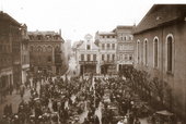 Rynek w dzień targowy. Lata trzydzieste.