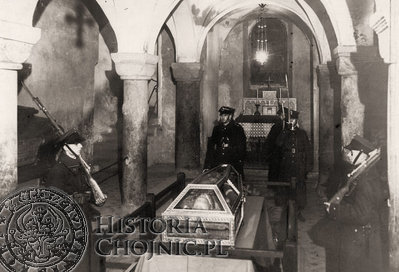 Warta honorowa przy sarkofagu marszałka Józefa Piłsudskiego w krypcie św. Leonarda na Wawelu zaciągnięta przez żołnierzy 1 Batalionu Strzelców z Chojnic i 31 Pułku Artylerii Lekkiej z Torunia .  Grudzień 1935 r.